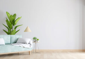 Living room con un sofa y algunas plantas artificiales