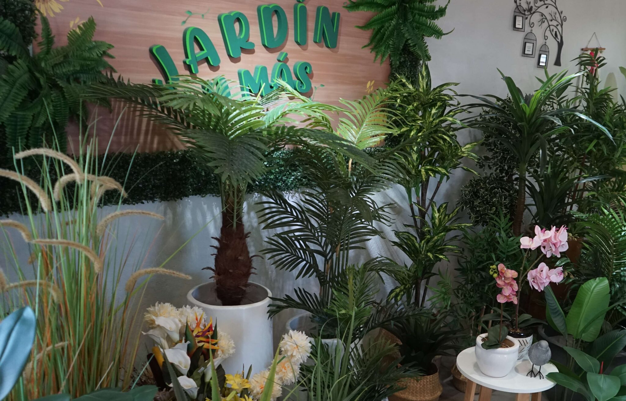 Variedad de plantas artificiales y macetas