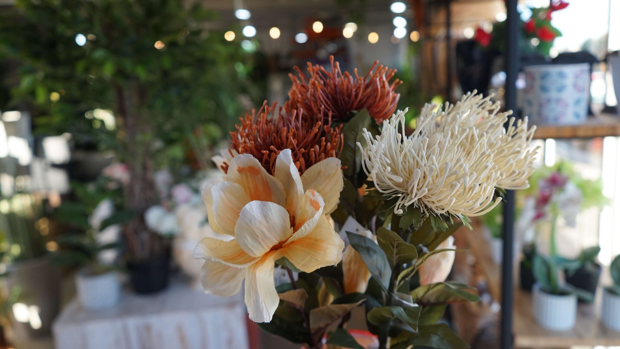 Flores artificiales. De fondo, mas planta artificiales desenfocadas